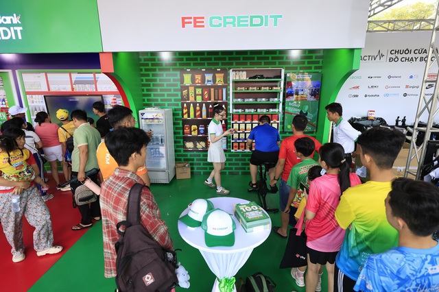 FE CREDIT lan tỏa thông điệp sống khỏe, sống tích cực tại đường chạy Đất Sen Hồng 2025- Ảnh 2.