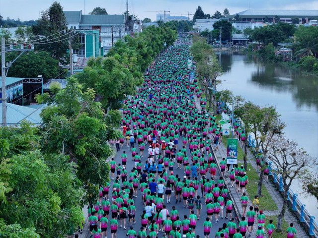 12.000 “chân chạy” phủ rợp sắc hồng rực rỡ giữa lòng Đồng Tháp- Ảnh 2.