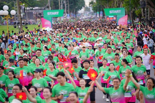 12.000 “chân chạy” phủ rợp sắc hồng rực rỡ giữa lòng Đồng Tháp- Ảnh 1.