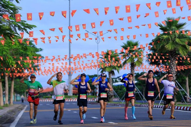 12.000 “chân chạy” phủ rợp sắc hồng rực rỡ giữa lòng Đồng Tháp- Ảnh 3.