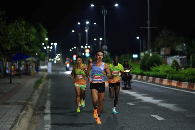 12.000 “chân chạy” phủ rợp sắc hồng rực rỡ giữa lòng Đồng Tháp- Ảnh 4.