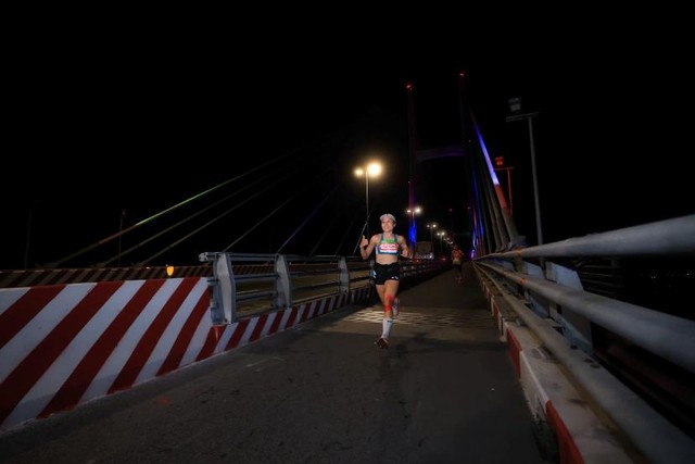 12.000 “chân chạy” phủ rợp sắc hồng rực rỡ giữa lòng Đồng Tháp- Ảnh 5.