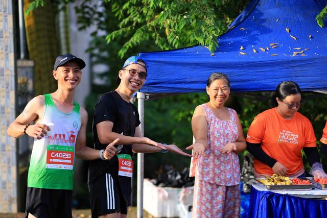 12.000 “chân chạy” phủ rợp sắc hồng rực rỡ giữa lòng Đồng Tháp- Ảnh 8.