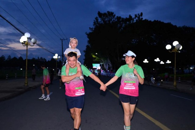 12.000 “chân chạy” phủ rợp sắc hồng rực rỡ giữa lòng Đồng Tháp- Ảnh 9.