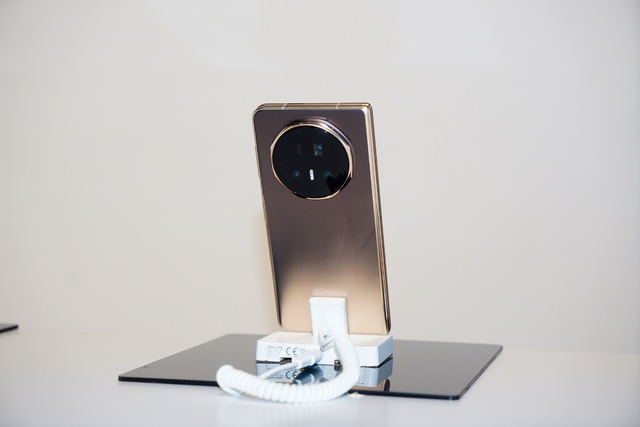 Cuộc đua điện thoại gập 2025: Khi HONOR Magic V5 khẳng định vị thế mỏng nhưng không đánh đổi- Ảnh 1.