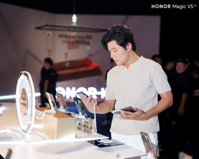 Cuộc đua điện thoại gập 2025: Khi HONOR Magic V5 khẳng định vị thế mỏng nhưng không đánh đổi- Ảnh 4.