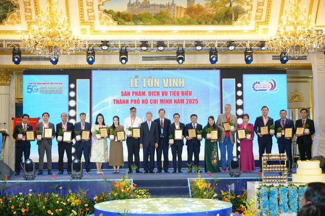 HPT được vinh danh “Doanh nghiệp tiêu biểu TP.HCM” 2025, sẵn sàng bứt phá cùng “A²” tại HPT D-DAY 2025- Ảnh 3.