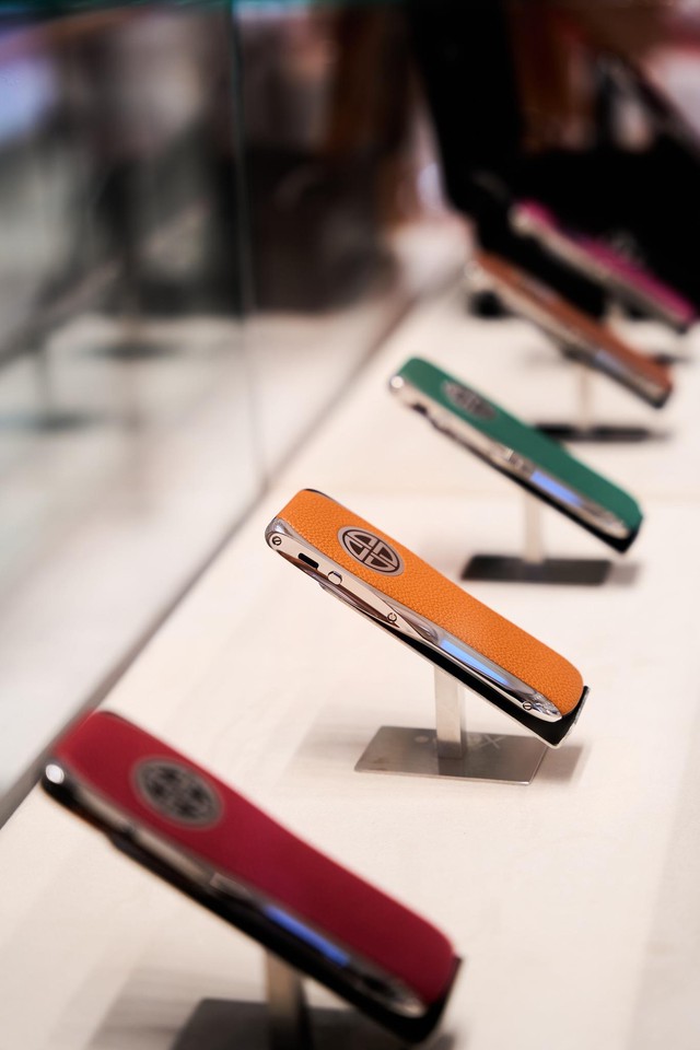 XOR x Elle: Chiêm ngưỡng BST điện thoại xa xỉ lấy cảm hứng từ đá quý- Ảnh 1.