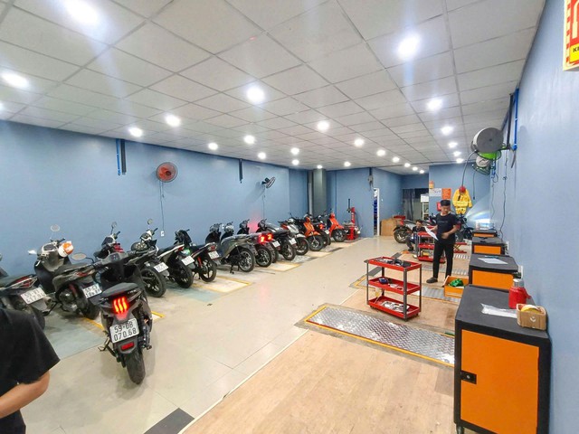 Mô hình Trung tâm Dịch vụ Bảo dưỡng Xe điện Dat Bike có gì?- Ảnh 1.