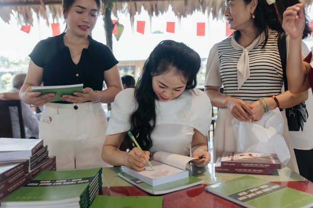 Doanh nhân Thiều Hường ra mắt hai cuốn sách lan tỏa tri thức nghề và tư duy thịnh vượng- Ảnh 2.