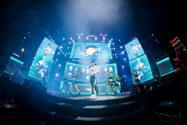 RHYDER, Hà Nhi khuấy động Hồ Gươm, khởi động ngày hội VPBank International Marathon- Ảnh 1.