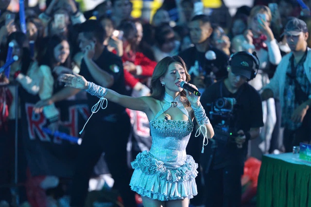 RHYDER, Hà Nhi khuấy động Hồ Gươm, khởi động ngày hội VPBank International Marathon- Ảnh 2.