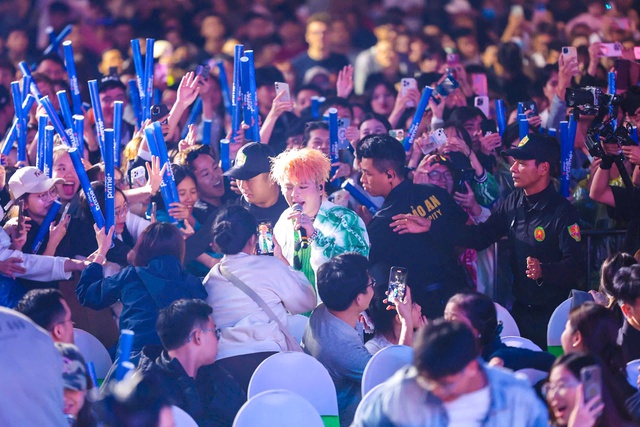 RHYDER, Hà Nhi khuấy động Hồ Gươm, khởi động ngày hội VPBank International Marathon- Ảnh 3.