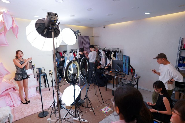 Livestream của LSOUL trên Shopee đưa thời trang Việt đến Singapore- Ảnh 3.