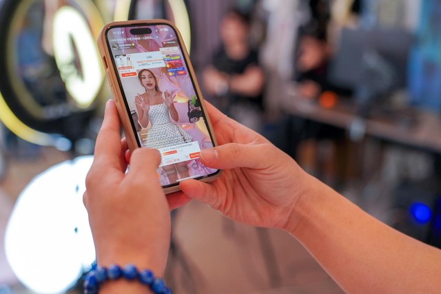 Livestream của LSOUL trên Shopee đưa thời trang Việt đến Singapore- Ảnh 6.