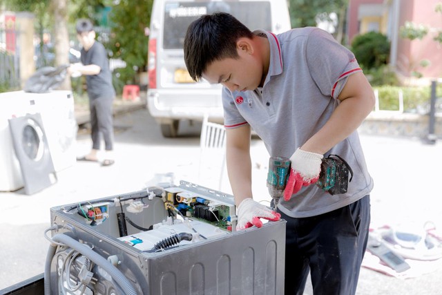 LG hỗ trợ sửa chữa thiết bị, đồng hành cùng người dân sau bão- Ảnh 1.