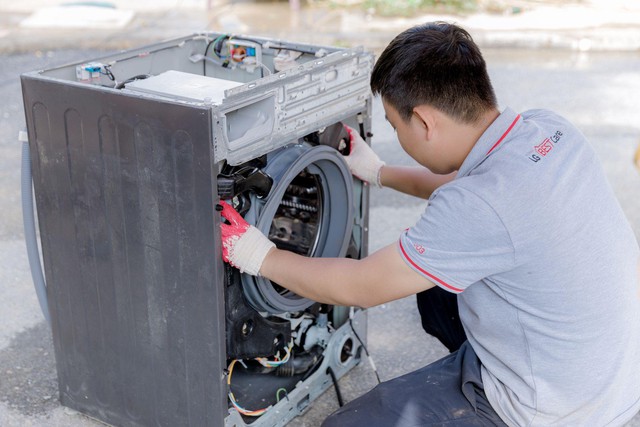 LG hỗ trợ sửa chữa thiết bị, đồng hành cùng người dân sau bão- Ảnh 2.
