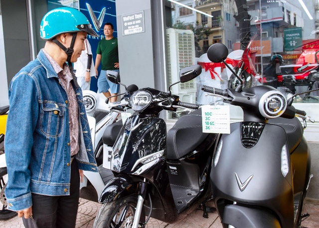 FE CREDIT hợp tác VinFast mang đến “combo” mua xe máy điện trả trước chỉ từ “0 đồng”- Ảnh 1.