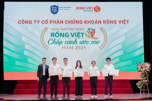 Chứng khoán Rồng Việt trao nửa tỷ đồng học bổng cho sinh viên 12 trường đại học- Ảnh 1.