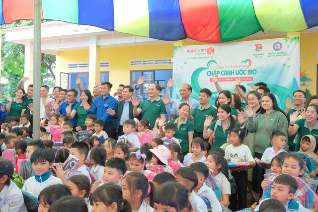 Chứng khoán Rồng Việt trao nửa tỷ đồng học bổng cho sinh viên 12 trường đại học- Ảnh 4.