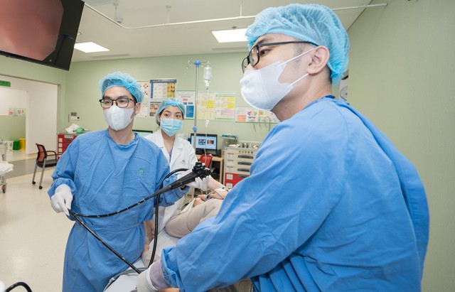 Nội soi lấy khối bã thức ăn "khổng lồ" 15cm trong dạ dày- Ảnh 2.