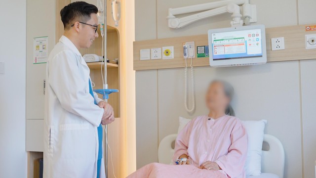 Nội soi lấy khối bã thức ăn "khổng lồ" 15cm trong dạ dày- Ảnh 3.