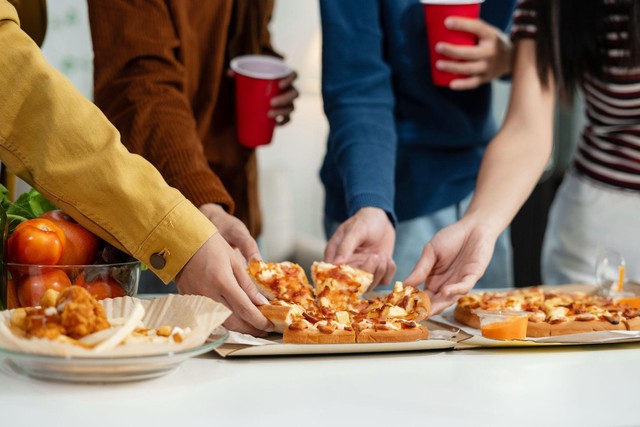 Cả lớp lên món, ShopeeFood lên deal mời tiệc 20.11: Lớp càng đông, deal càng to- Ảnh 2.