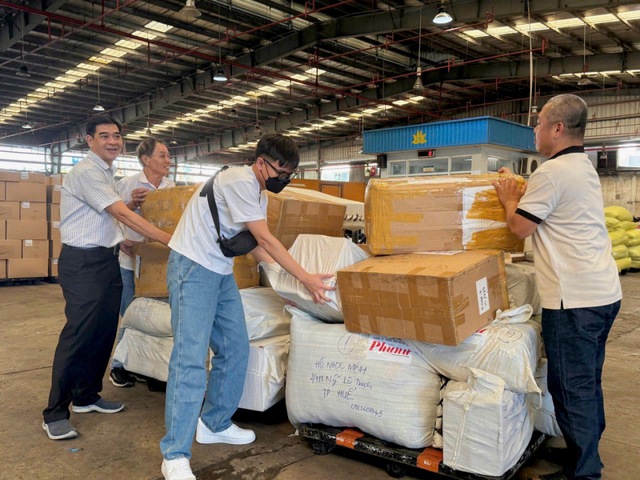 Vietnam Airlines tiếp tục vận chuyển miễn phí hàng hóa hỗ trợ đồng bào vùng lũ miền Trung- Ảnh 1.