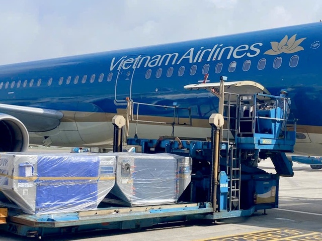 Vietnam Airlines tiếp tục vận chuyển miễn phí hàng hóa hỗ trợ đồng bào vùng lũ miền Trung- Ảnh 2.