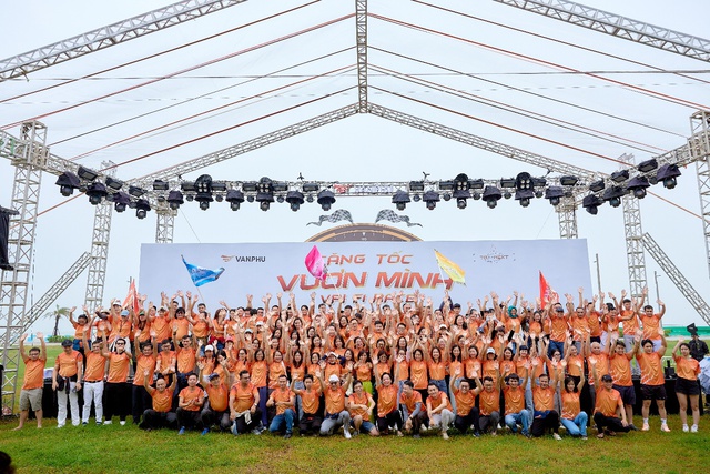 Văn Phú được vinh danh Top 100 nơi làm việc tốt nhất Việt Nam 2025- Ảnh 1.