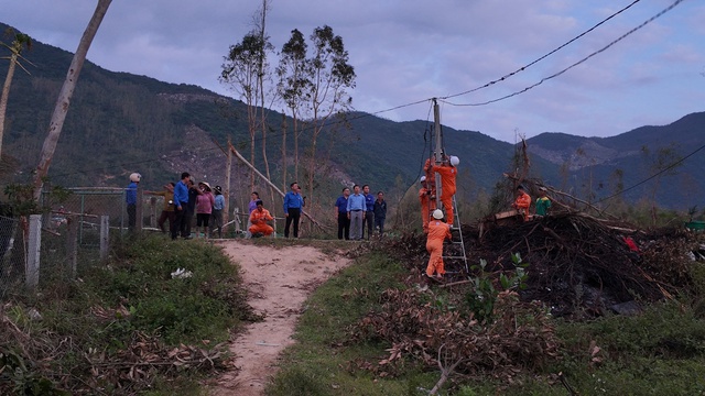 EVNGENCO3 triển khai hỗ trợ khẩn cấp tại miền Trung sau bão số 13- Ảnh 1.