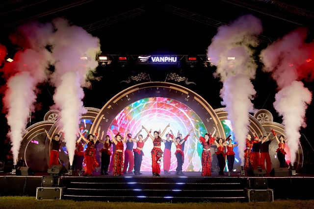 Văn Phú được vinh danh Top 100 nơi làm việc tốt nhất Việt Nam 2025- Ảnh 3.