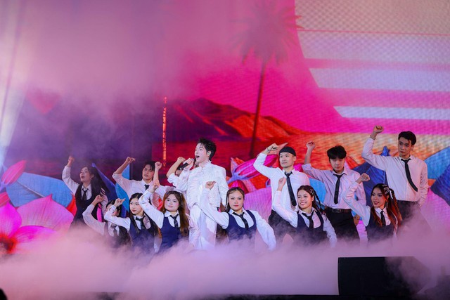 &ldquo;Vẹn nguy&ecirc;n xu&acirc;n tr&ecirc;n t&oacute;c thầy&rdquo; - Khi s&acirc;n khấu kể chuyện, m&aacute;i t&oacute;c trở th&agrave;nh biểu tượng của văn h&oacute;a tri &acirc;n nghề gi&aacute;o- Ảnh 5.