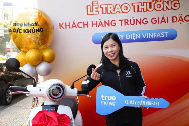 TrueMoney+ trao xe điện VF cho kh&aacute;ch h&agrave;ng tr&uacute;ng thưởng &ldquo;H&egrave; sảng kho&aacute;i, qu&agrave; cực khủng&rdquo; - Ảnh 1.