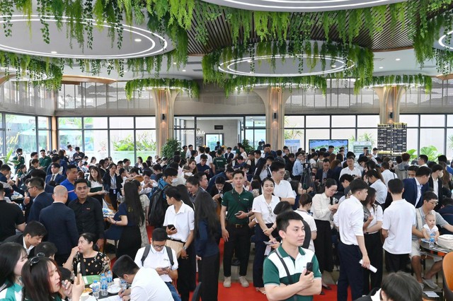 Hơn 1200 người tham dự sự kiện Khai trương Sales Gallery A&T Saigon Riverside- Ảnh 1.