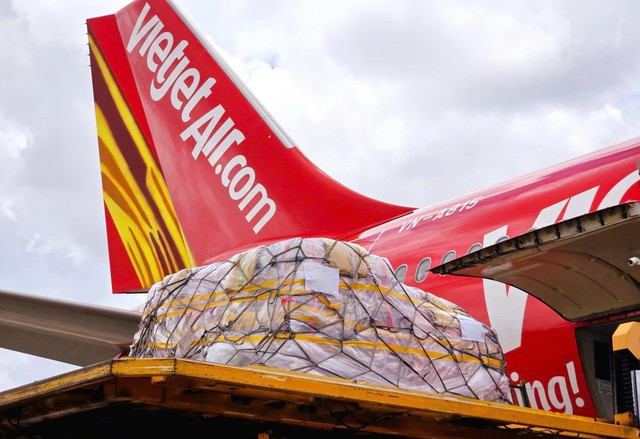 Vietjet cùng đồng bào vượt qua bão lũ, lan tỏa yêu thương - Ảnh 1.