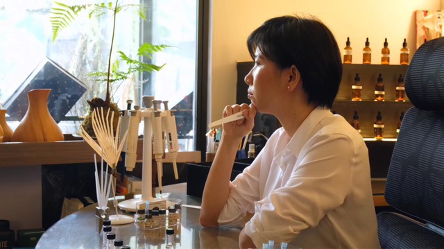 Nghệ sĩ mùi hương Rei Nguyễn cùng Vietnam Airlines đem hương sắc Việt nương theo gió trời- Ảnh 1.