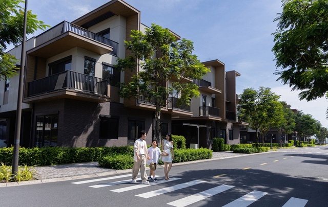 Vợ chồng Đăng Khôi tìm thấy “điểm dừng hạnh phúc” tại Izumi City - Ảnh 2.