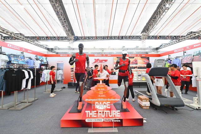 Xtep - Nhà tài trợ trang phục độc quyền 4 năm liên tiếp của giải chạy biểu trưng TP.HCM - Ảnh 1.