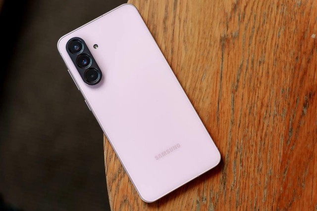 N&acirc;ng cấp smartphone cuối năm? Đ&acirc;y l&agrave; lựa chọn đ&aacute;ng tiền - Ảnh 8.