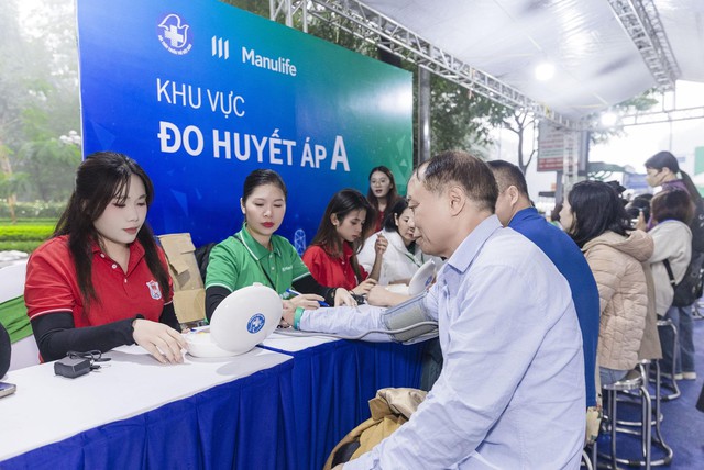 Khi phố đi bộ trở thành “phòng khám đặc biệt” của người dân Thủ đô- Ảnh 1.