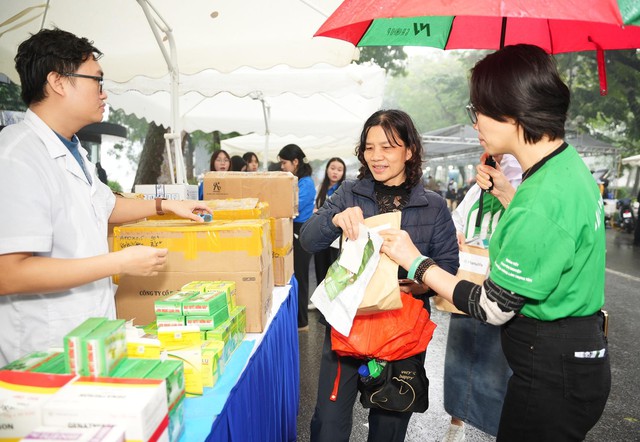 Khi phố đi bộ trở thành “phòng khám đặc biệt” của người dân Thủ đô- Ảnh 2.