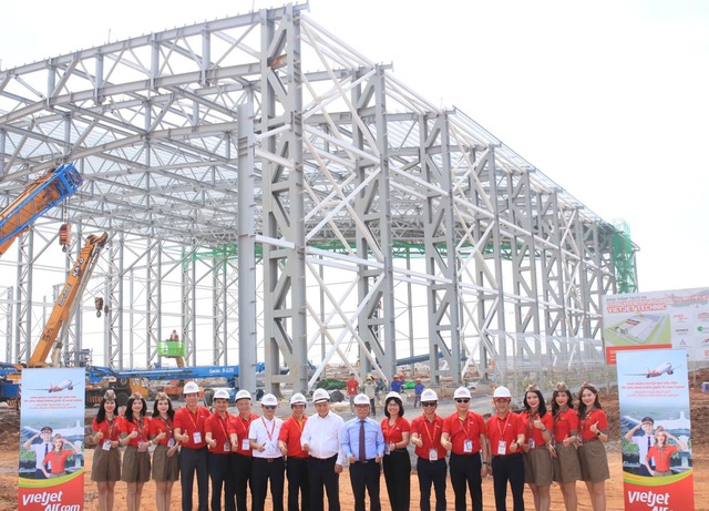 Vietjet cất n&oacute;c hangar chuẩn quốc tế, khai trương chuyến bay tới Cảng H&agrave;ng kh&ocirc;ng quốc tế Long Th&agrave;nh - Ảnh 1.
