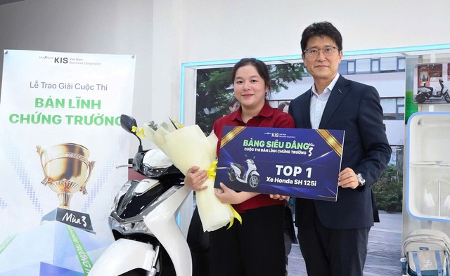 Chứng khoán KIS trao giải xe Honda SH cho nhà đầu tư- Ảnh 1.