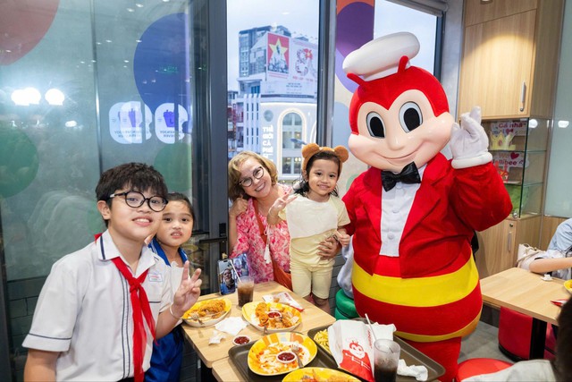 Jollibee Việt Nam khai trương đồng loạt 15 cửa hàng trong tháng 12, cán mốc 245 cửa hàng toàn quốc - Ảnh 1.