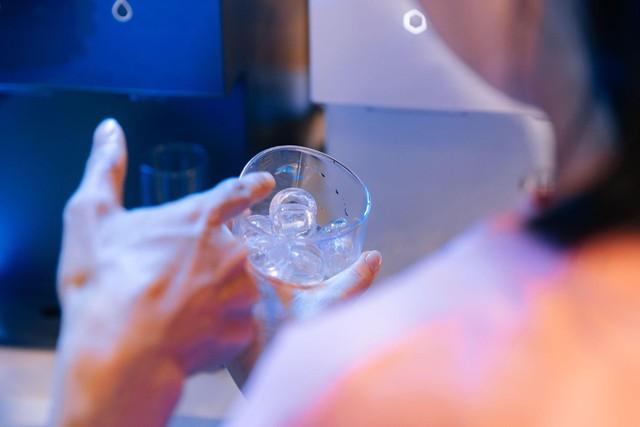 Nghịch l&yacute; b&ecirc;n trong th&oacute;i quen sử dụng nước đ&aacute; của người Việt - Ảnh 2.