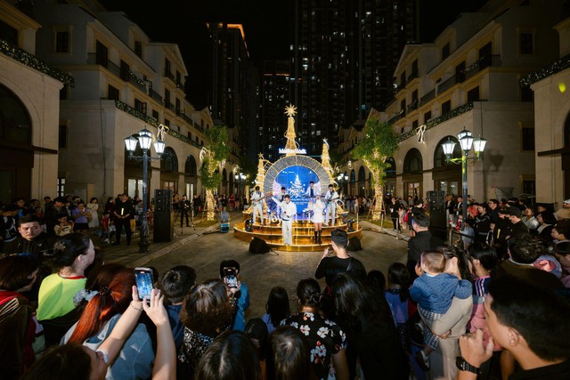 Hàng ngàn du khách đổ về Malibu Walk - trung tâm Ocean Park 1 dịp Noel 2025- Ảnh 3.