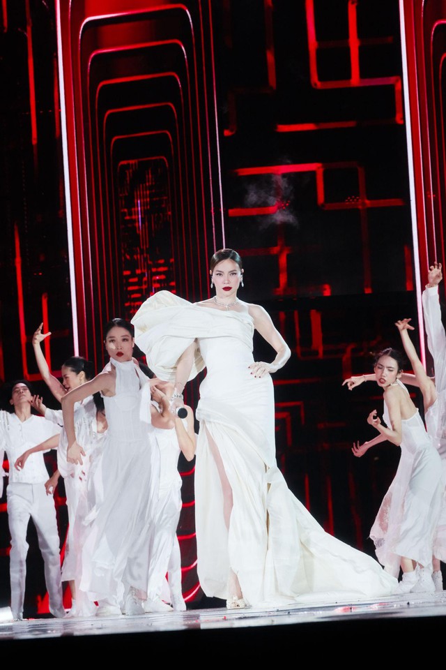 Hồ Ngọc Hà nhận cơn mưa lời khen, lên hot search với Bang Bang tại Miss Cosmo 2025 - Ảnh 4.