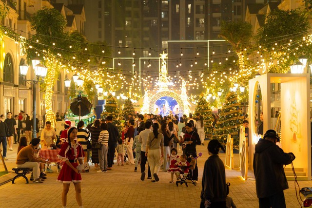 Hàng ngàn du khách đổ về Malibu Walk - trung tâm Ocean Park 1 dịp Noel 2025- Ảnh 5.