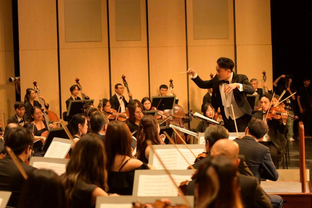 Nhạc trưởng Trần Nhật Minh chỉ huy hòa nhạc chào năm mới 2026 - Ảnh 1.